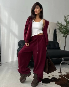Détail d'un ensemble sweat à capuche zippé bordeaux et pantalon de jogging en coton