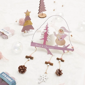Décorations de Noël en bois roses avec bonhomme de neige, pommes de pin et texte