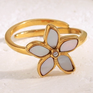 Détail d'une bague plaquée or 18K avec fleur en nacre blanche et zircon cubique
