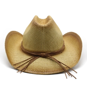 Detail eines gewebten Stroh-Cowboyhuts mit braunem Seilband und dekorativen Quasten