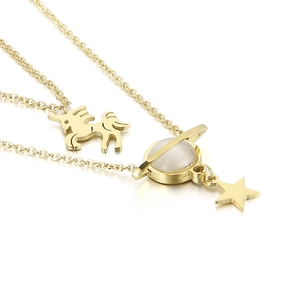 Collana a doppio strato in acciaio al titanio dorato con ciondoli unicorno e pianeta
