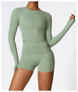 Set sportivo verde salvia con pantaloncini a vita alta e top a maniche lunghe