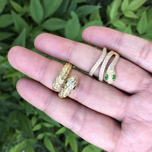 Anello serpente aperto dorato con pavé di zirconi e occhi con pietre preziose verdi