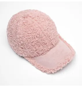 Dettaglio del cappellino da baseball rosa in pile con trama spessa in lana d'agnello
