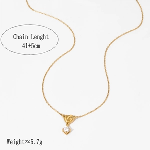Détail du collier pendentif cœur doré avec zircon et mesures de longueur de la chaîne
