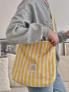Borsa tote in tela a righe gialle e bianche con etichetta tessuta SOZAKKA per il tempo libero