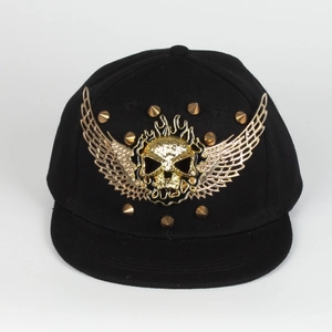 Detailansicht der schwarzen Hip-Hop-Kappe mit goldenem Totenkopf, Flügeln und Punk-Nieten