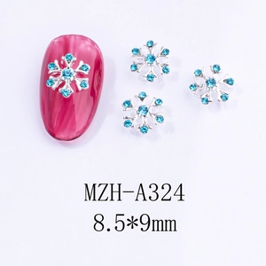 Dettaglio dei ciondoli per unghie a fiocco di neve argento e strass blu 8,5x9mm