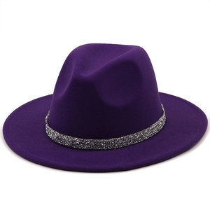 Gros plan du chapeau fedora violet foncé avec bandeau à paillettes argentées et texture laine