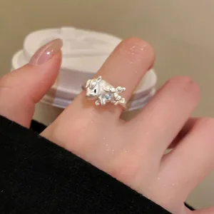 Bague ouverte poney en argent avec pierre bleu clair pour femme sur modèle