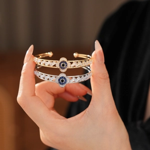 Dettaglio del bracciale occhio di Allah con zirconi blu e bianchi in argento e oro