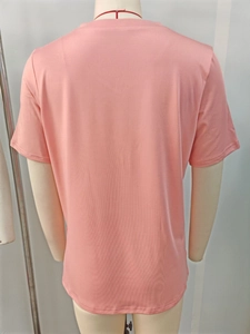Vista posteriore di una t-shirt rosa con scollo a V e dettagli degli spacchi laterali