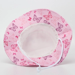 Détail d'un chapeau de soleil rose pour enfants avec imprimé papillon et cordon