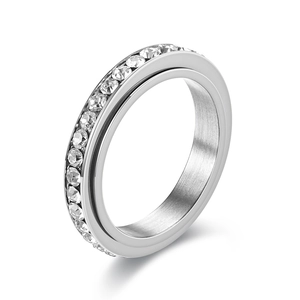 Detalle de anillo giratorio de eternidad con cristales engastados en metal blanco