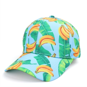 Detail der hellblauen Baseballkappe mit tropischem Bananen- und Palmenblattmuster