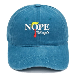 Dettaglio del ricamo NOPE Not Again su cappellino in cotone lavato blu vintage