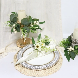 Dettaglio del portatovagliolo con margherite e perle per decorazione tavola