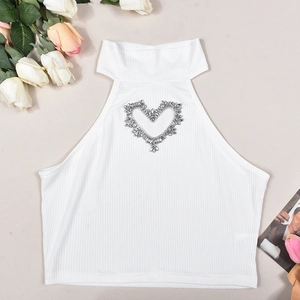 Detailaufnahme von weißem Rippstrick-Crop-Top mit funkelnder Herzverzierung aus Strass