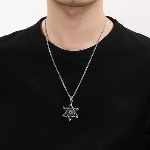 Collier en acier inoxydable avec pendentif étoile et œil bleu sur un mannequin