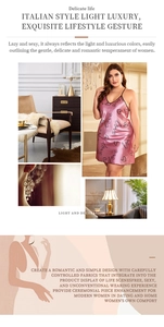 Détails d'une nuisette en satin rose avec imprimé Love noir et fines bretelles