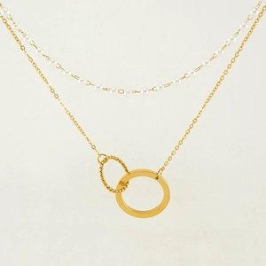Détail du collier double rang avec perles blanches et pendentifs anneaux dorés