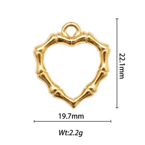 Vue macro du pendentif cœur en bambou doré montrant les dimensions 22,1mm par 19,7mm de large