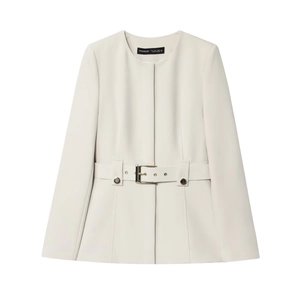 Veste de costume beige ajustée pour femme avec col rond, tissu texturé et ceinture en métal