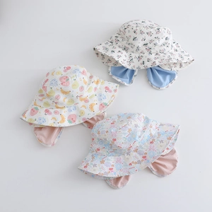 Set di 3 cappelli da sole per bambini con protezione nuca e stampe a fiori e frutta