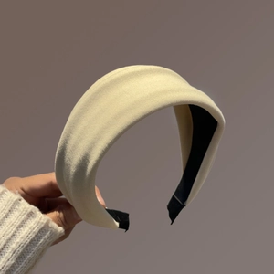 Texture détaillée du serre-tête en velours jaune crème plissé au design haut