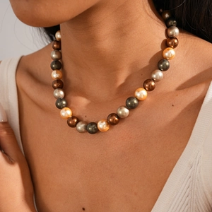 Détail d'un collier de perles bohème montrant des perles métalliques mixtes sur un mannequin