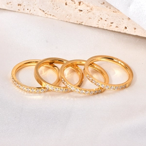 Eleganti anelli eternity in acciaio inossidabile dorato con piccoli cristalli di zircone