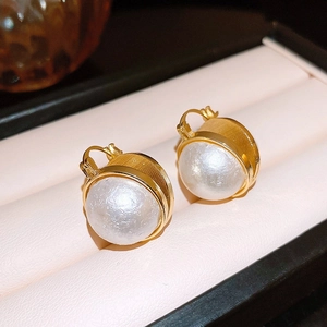 Boucles d'oreilles perles baroques vintage avec base dorée sur boîte en velours