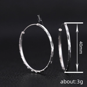 Detail von 40mm Silber-Creolen mit Hammerschlag-Textur und 2mm Dicke Abmessungen