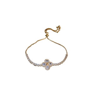 Verstellbares vergoldetes Blumenarmband mit Zirkonia-Steinen und Kleeblatt-Design
