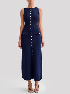 Robe midi ajustée en maille côtelée bleu marine sans manches avec boutons dorés élégants