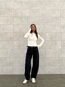 Damen-Chic-Denim-Hose mit hoher Taille und weitem Bein, kombiniert mit weißem Langarmshirt
