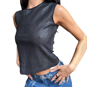Top corto de mujer en cuero sintético negro con estampado de serpiente y dobladillo irregular