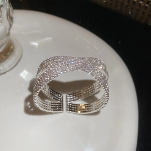 Vue détaillée d'un bracelet croisé argenté orné d'un sertissage de diamants étincelants