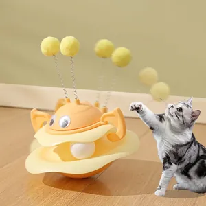 Interaktives Katzen-Stehaufmännchen mit orangefarbenem Sockel und Plüschbällen