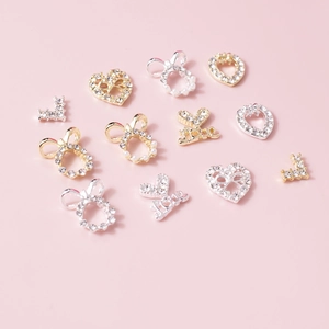 Ciondoli nail art in lega oro e argento con forme di cuore, fiocco e Love con strass