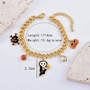 Detailansicht Halloween Armband mit Kürbis-, Sensenmann- und Totenkopf-Anhänger auf Goldkette