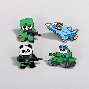 Lot de quatre pin's panda militaires avec des motifs de pilote et de conducteur de char