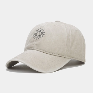 Détail de broderie soleil et lune sur une casquette de baseball en coton délavé vintage
