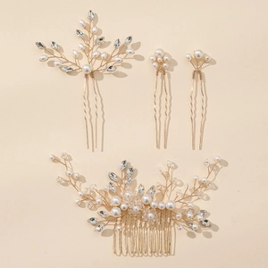 Dettaglio di pettine per capelli da sposa dorato e forcine con perle e cristalli