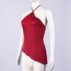 Détail du haut licou en satin rouge avec sequins au décolleté et ourlet irrégulier