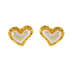 Elegant gold-edged heart pearl earrings with vintage hammered metal texture for women