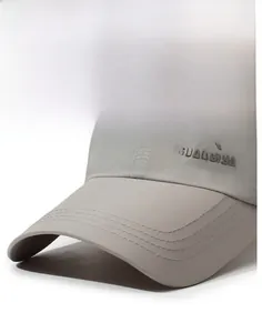 Détail de casquette avec coutures renforcées sur la visière et logo 3D en relief