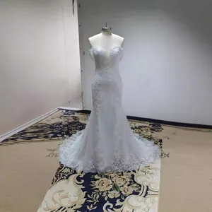 Élégante robe de mariée sirène en dentelle blanche avec décolleté aux épaules dénudées