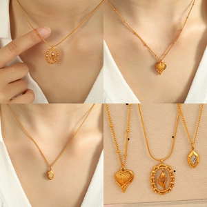 Collection de colliers à pendentif tulipe et cœur plaqué or 18 carats au style luxe épuré
