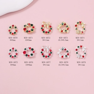 Vue détaillée de dix breloques d'ongles de Noël avec strass en finitions or et argent